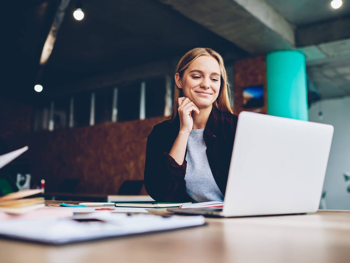 Empresa: Bionic Mind 2 primeras semanas presencial para entrenamiento, luego Modalidad: 100% Remoto (con estructura y disciplina de oficina) Buscamos personas altamente comprometidas, dispuestas a integrarse a una empresa formal trabajando desde casa, manteniendo la misma dedicación y puntualidad de una jornada presencial. Perfilde empresa 🕒 Horario Laboral El trabajo se desarrolla bajo un horario de oficina convencional, por lo que requerimos tu disponibilidad total y exclusiva en las siguientes franjas: Lunes a Viernes: 8:00 AM a 12:00 PM y de 2:00 PM a 6:00 PM. Sábados: 8:00 AM a 12:00 PM. 📝 Contratación, Fase de Prueba y Plan de Carrera Buscamos integrar a nuestro equipo únicamente a personas orientadas a los resultados. Por ello, iniciamos con un periodo de prueba diseñado para evaluar tu desempeño, compromiso y productividad real. Durante esta fase de evaluación, la remuneración se realizará exclusivamente a través de un esquema de comisiones por metas alcanzadas. Una vez superado este periodo con éxito, se procederá a la firma de un contrato formal para consolidar tu posición. Además, en Bionic Mind fomentamos el crecimiento interno: ofrecemos una línea de carrera estructurada donde el desempeño sobresaliente y la demostración de habilidades de liderazgo abren la puerta a ascensos graduales hacia la coordinación de equipos y roles gerenciales, de acuerdo con tus capacidades. Asesorcomercial remoto 📌 Responsabilidades ✓ Gestión de telemercadeo y captación de clientes. ✓ Presentación efectiva del programa comercial. ✓ Vinculación y registro de nuevos usuarios en el sistema. ✓ Elaboración y entrega de informes de gestión periódicos. 🎯 Requisitos ✓ Perfil altamente responsable, puntual y proactivo. ✓ Excelentes habilidades de comunicación verbal. ✓ Manejo fluido de Videollamadas Zoom. ✓ Dominio de herramientas de oficina: Excel y PowerPoint. ✓ Contar con un ambiente en casa adecuado, silencioso y libre de distracciones en horario laboral. ✓ Buscamos personas comprometidas verdaderamente con el éxito y la excelencia en el servicio digital.