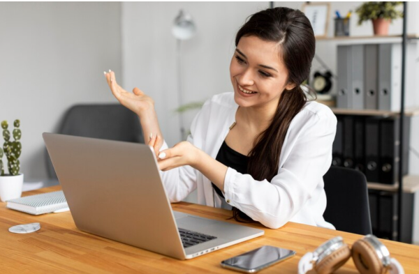 Asesor Comercial Remoto (Tiempo Completo) - Bionic Mind Ubicación: 100% Remoto (Home Office) Tipo de empleo: Tiempo Completo Descripción de la empresa: En Bionic Mind buscamos talento comercial altamente proactivo para integrarse a una empresa formal trabajando desde casa, manteniendo la estructura y disciplina de una oficina presencial. 🕒 Horario de Trabajo (Estricto): Lunes a Viernes: 8:00 AM a 12:00 PM y 2:00 PM a 6:00 PM. Sábados: 8:00 AM a 12:00 PM. 🚀 Plan de Carrera y Contratación: Iniciamos con un periodo de prueba (remunerado exclusivamente por comisiones) para medir tu productividad real. Al superar esta fase, se procede a la firma de contrato formal con la empresa. Ofrecemos una línea de carrera estructurada: tu buen desempeño y liderazgo te abrirán las puertas a ascensos hacia cargos de coordinación y gerencia. 📌 Responsabilidades Principales: Telemercadeo y captación activa de clientes. Presentación del programa comercial mediante videollamadas. Registro de usuarios y elaboración de reportes de gestión. 🎯 Requisitos Excluyentes: Perfil responsable, puntual y orientado a resultados. Manejo fluido de Zoom, Excel y PowerPoint. Excelente comunicación verbal. Espacio de trabajo en casa silencioso y libre de distracciones.